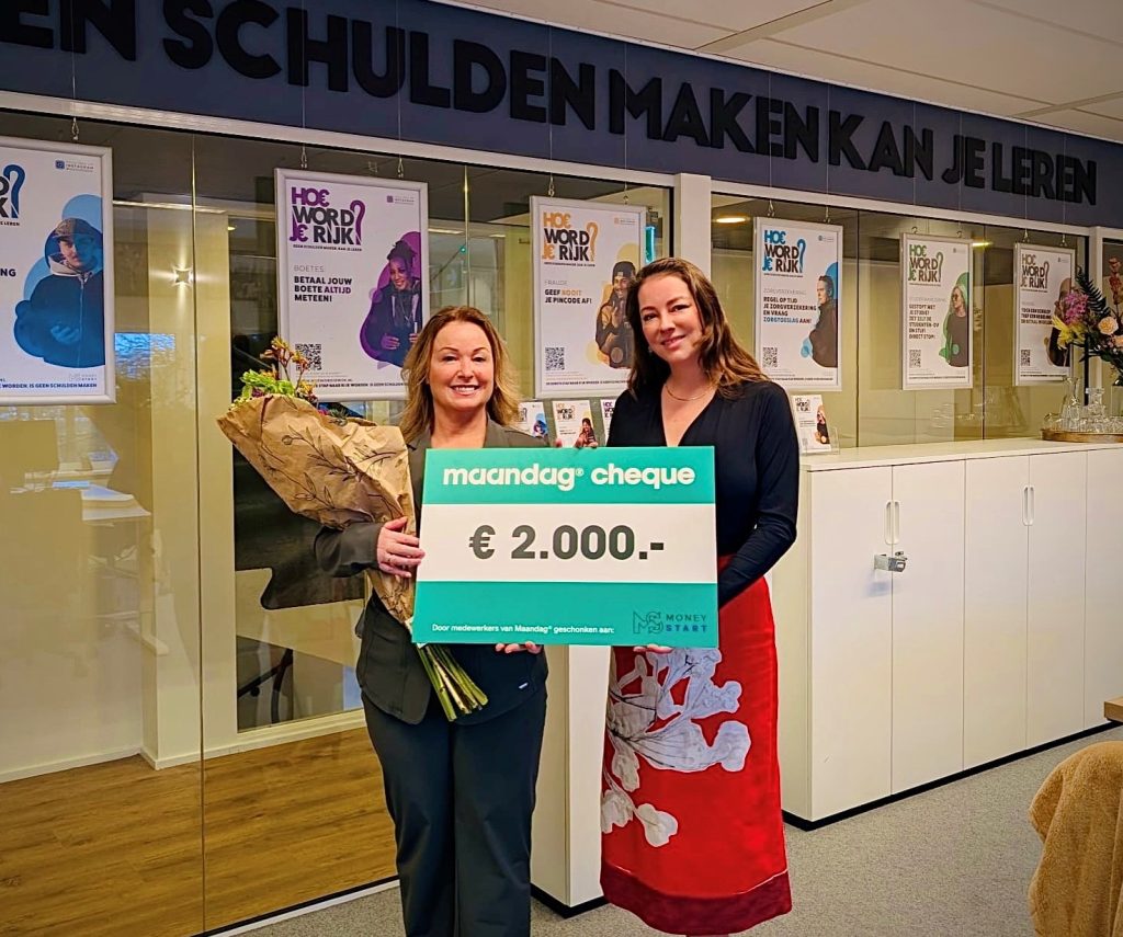 Maandag donatie aan Money Start voor educatie. Loes van Geffen (directeur Money Start) en Pauline de Waardt (Maandag®) tijdens de overhandiging van de donatiecheque