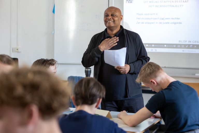 Winston Rose voor de klas in Amersfoort