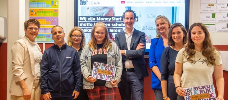 Money Start op het Erasmus College in Almelo met wethouder Arjen Maathuis